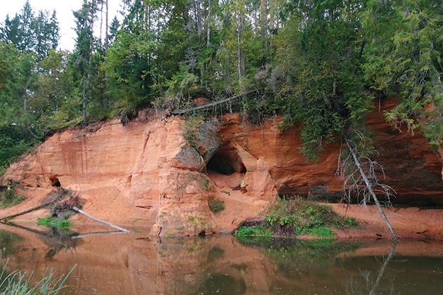 Bezdelīgu klintis un Dambjupīte